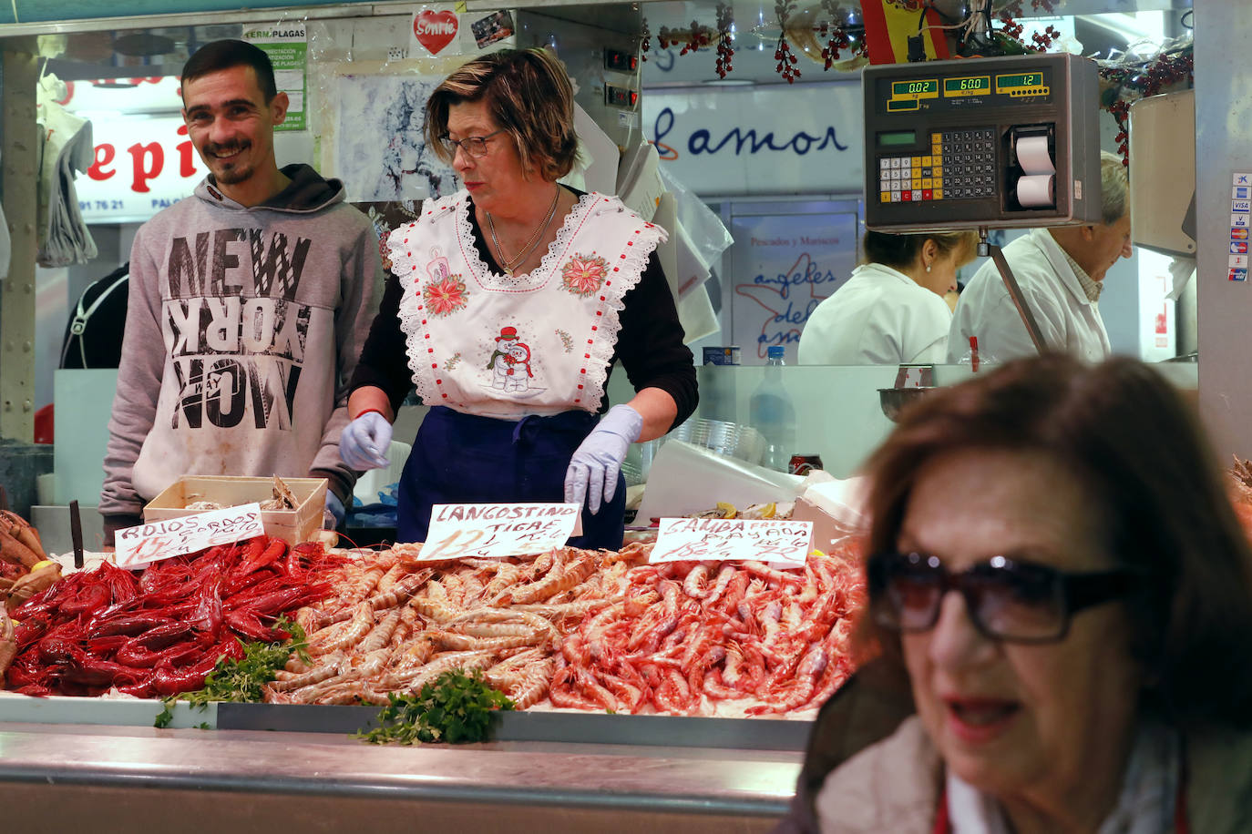 Fotos: Los valencianos compran marisco en el Mercado Central para Nochebuena y Navidad