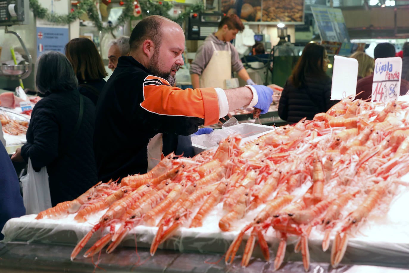 Fotos: Los valencianos compran marisco en el Mercado Central para Nochebuena y Navidad