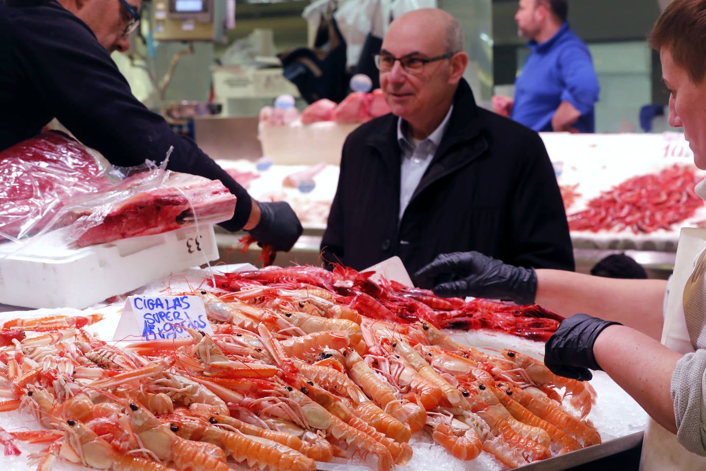 Fotos: Los valencianos compran marisco en el Mercado Central para Nochebuena y Navidad