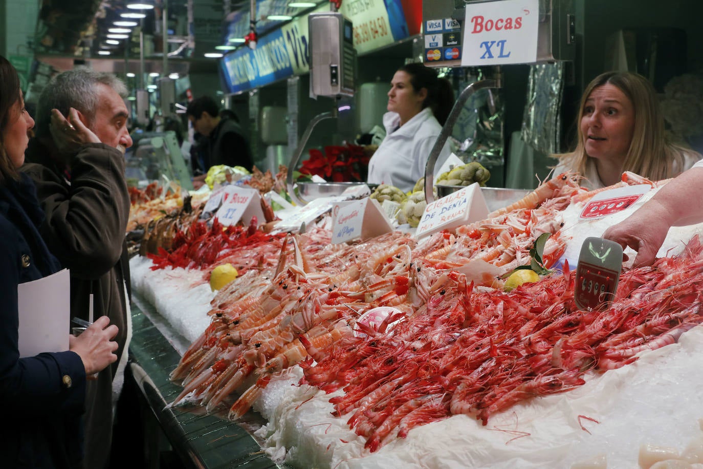 Fotos: Los valencianos compran marisco en el Mercado Central para Nochebuena y Navidad