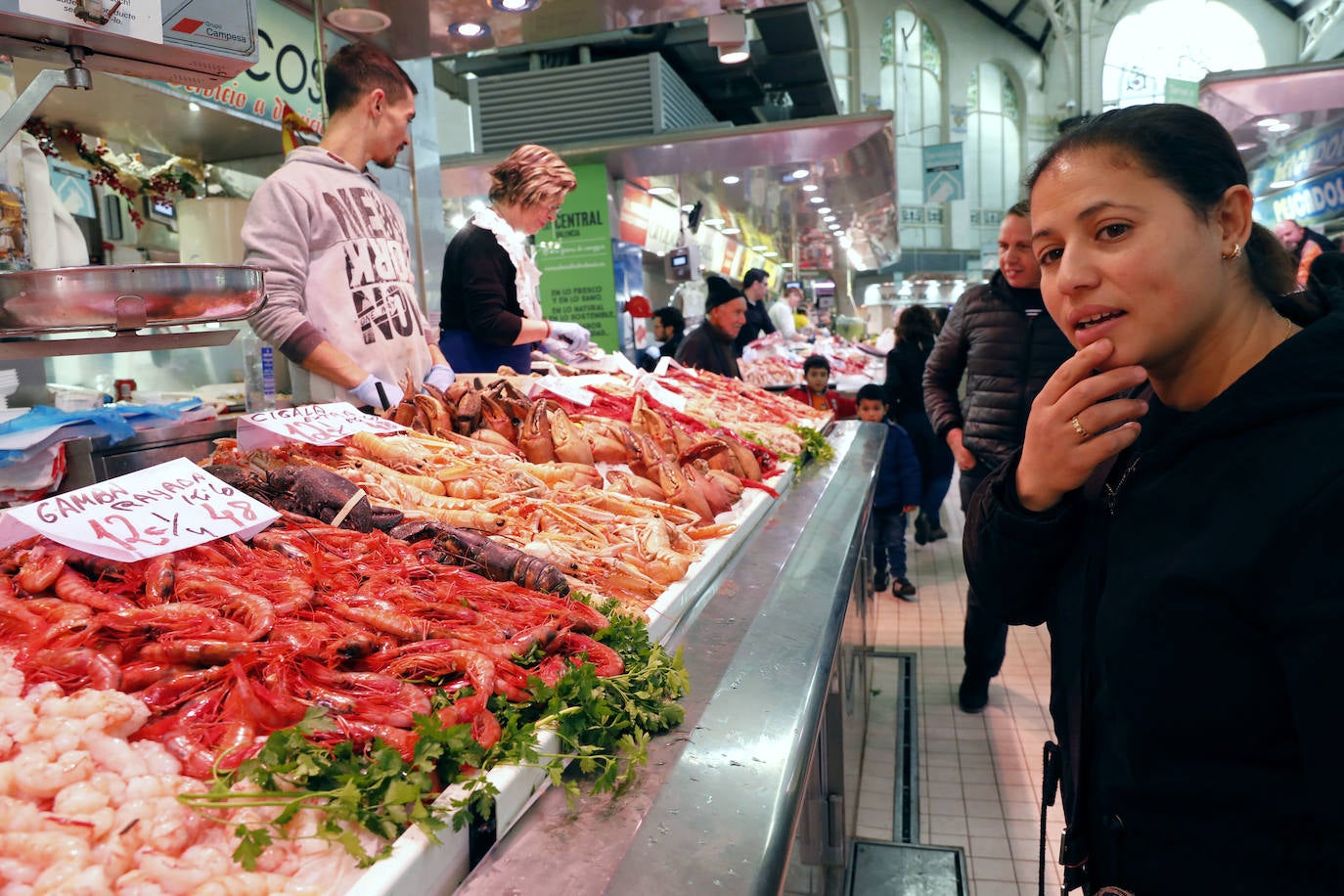 Fotos: Los valencianos compran marisco en el Mercado Central para Nochebuena y Navidad