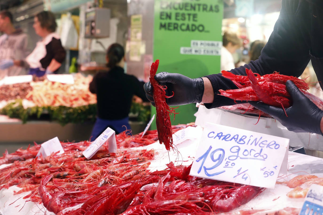 Fotos: Los valencianos compran marisco en el Mercado Central para Nochebuena y Navidad