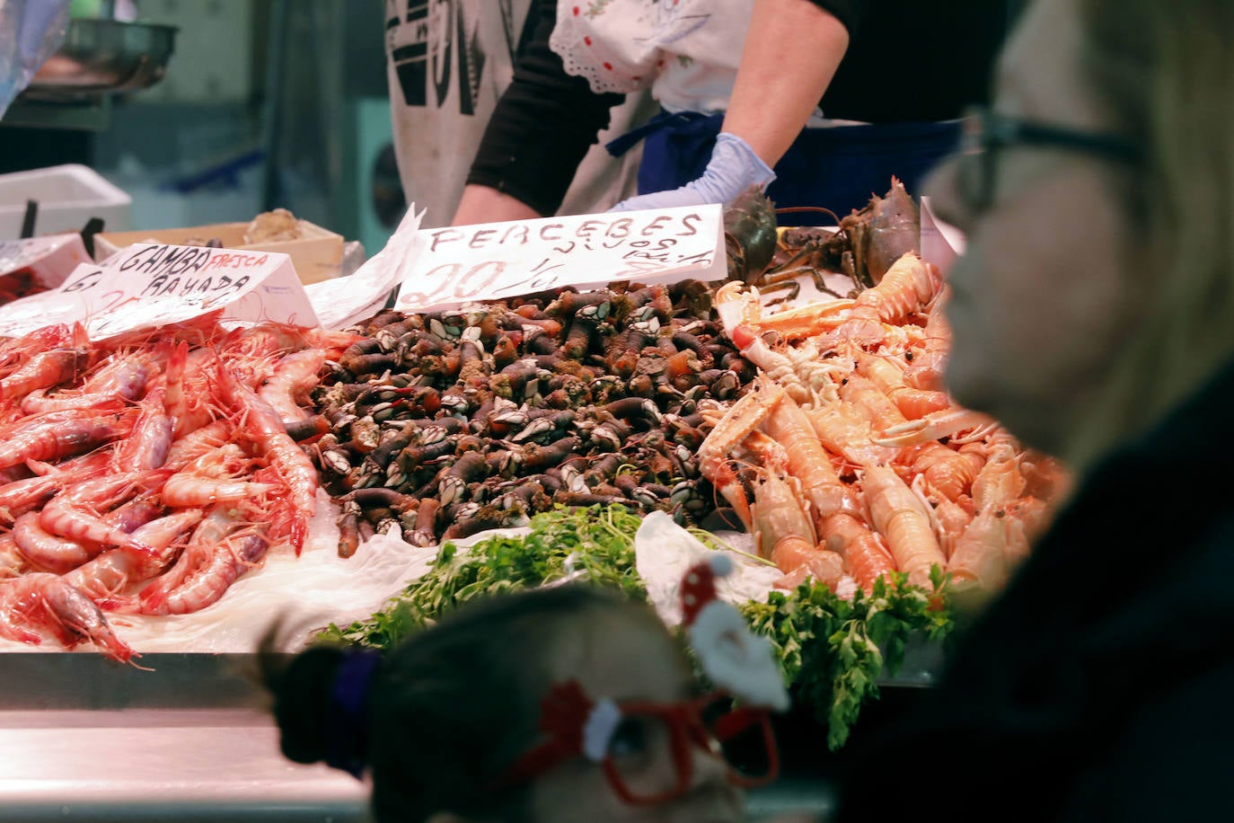 Fotos: Los valencianos compran marisco en el Mercado Central para Nochebuena y Navidad