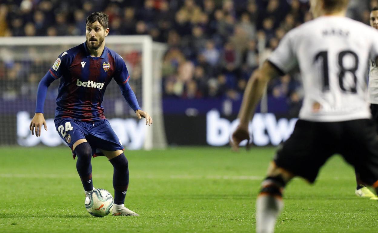 José Campaña conduce el balón durante el derbi.