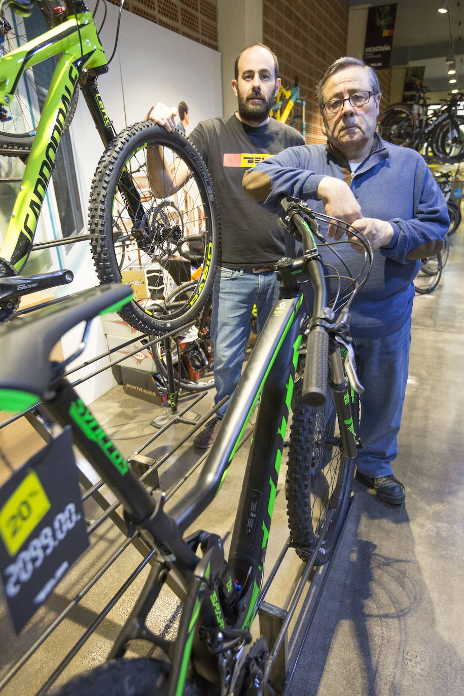 BICICLETAS EL BELGA. La tienda y taller de bicicletas regentada durante 38 años por Vicente Martínez padre, hijo y nieto (el bisnieto es aún muy pequeño) cerraba también sus puertas el pasado mes de noviembre. Del tallercito abierto hace 72 años habían pasado, el 23-F de 1981, a la tienda de Llano de Zaidía donde hicieron, más que un comercio, un hogar. 