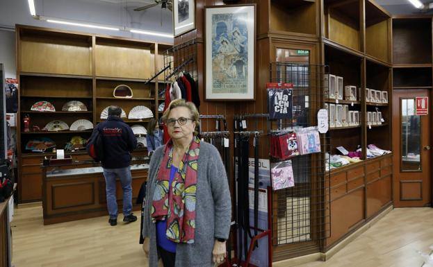 NELA. «La familia de mi marido tenía un comercio junto al Miguelete, el Diluvio, aunque cuando pensaron que iban a derribar la finca compraron este bajo en la calle San Vicente». Igualmente la tienda de los padres de Manuela estaba en la cercana calle Mariano Benlliure. Desde entonces ha llovido mucho y el perfil del cliente ha cambiado lógicamente con el paso de los años. «Primero venían sobre todo de los pueblos y en los últimos años hemos ofrecido más productos para turistas»