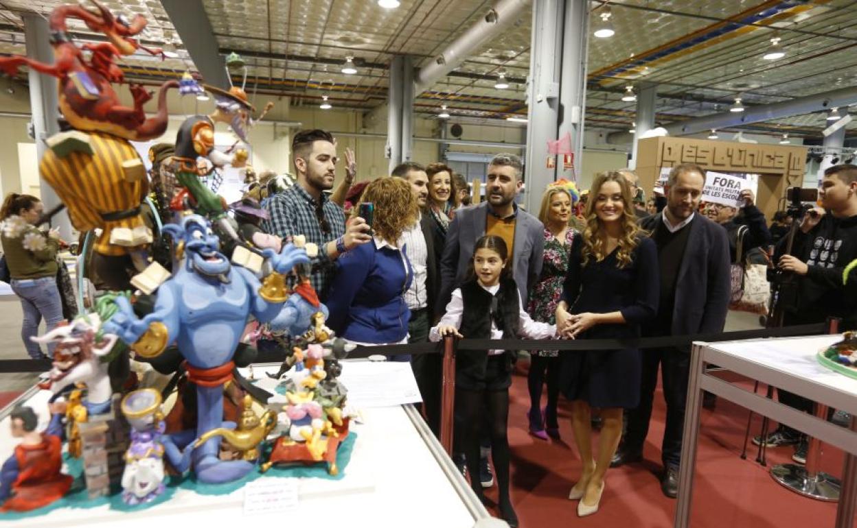 Inauguración de Expojove con las falleras mayores de Valencia y concejales del Ayuntamiento.