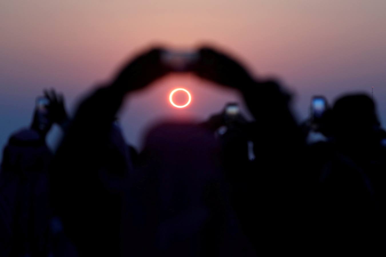 Se produce cuando la Luna no está lo bastante cerca de la Tierra para cubrir completamente el Sol