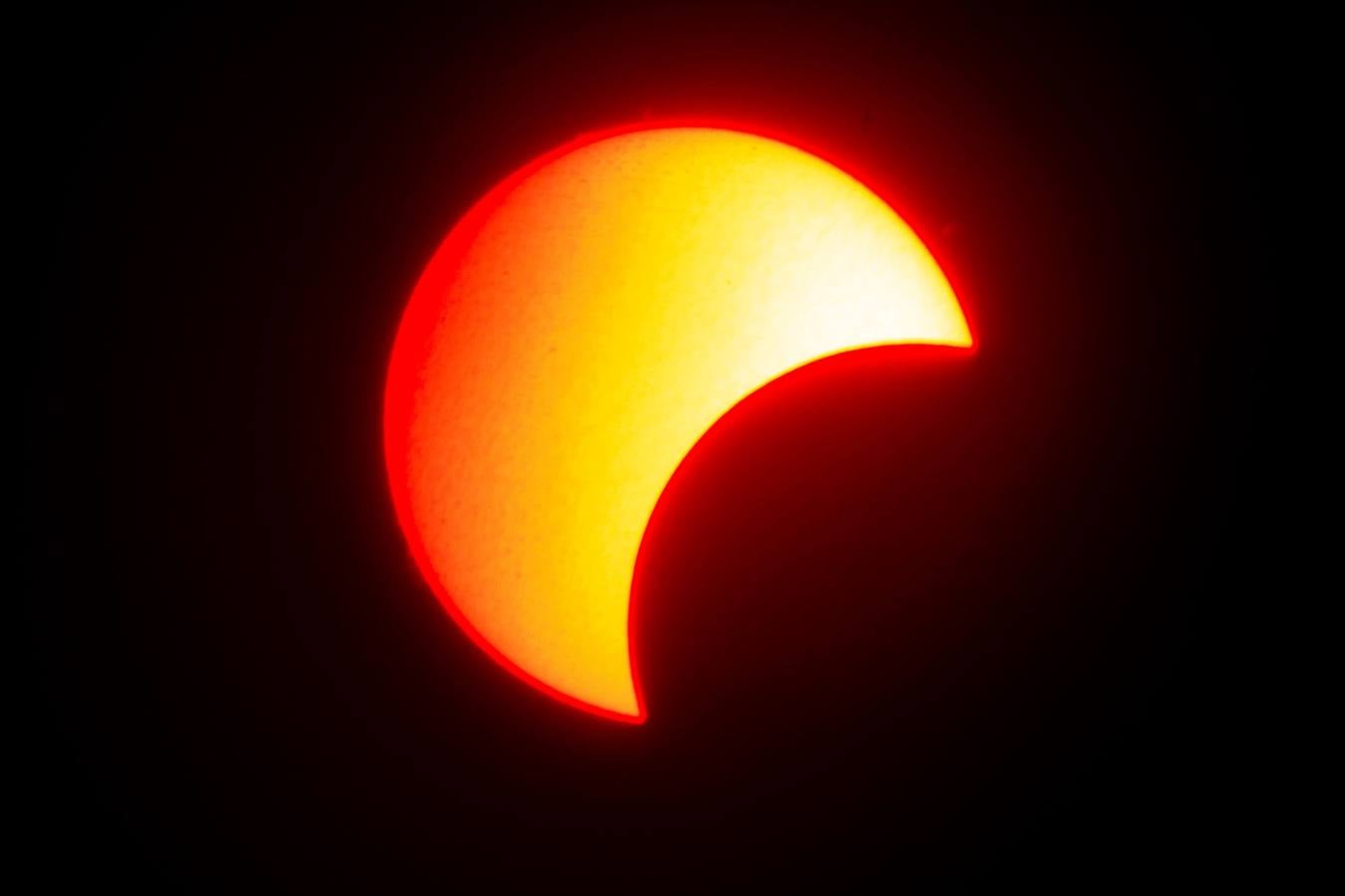 Se produce cuando la Luna no está lo bastante cerca de la Tierra para cubrir completamente el Sol