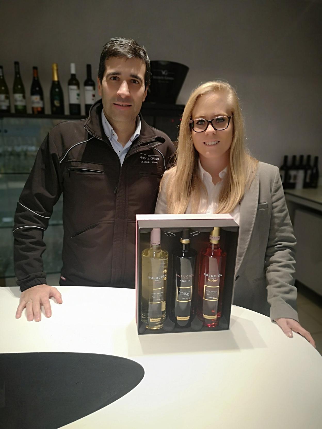 Pepe Hidalgo y Carla Serra de Bodegas Vicente Gandía. 