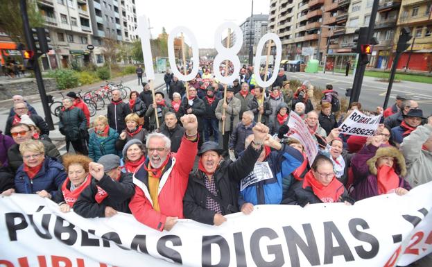 Un grupo de jubilados se manifiesta por unas pensiones dignas.