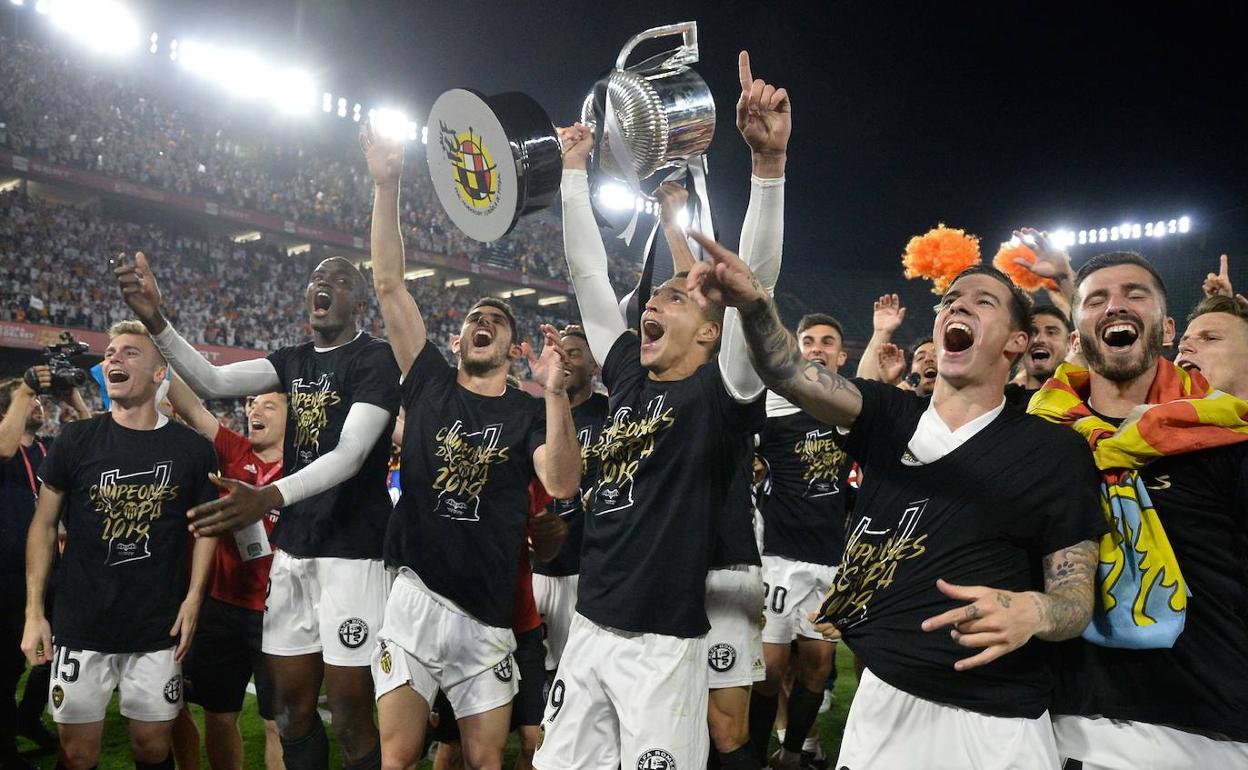 Los futbolistas del Valencia celebran la Copa del Rey