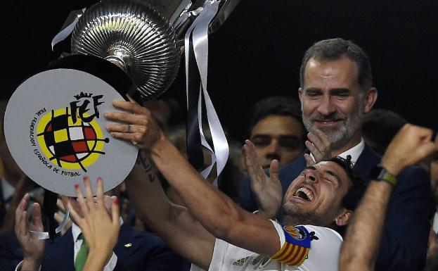 Parejo levanta el trofeo de campeón en el palco del Villamarín