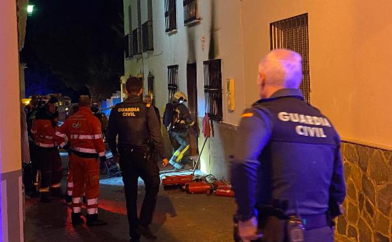 Dispositivo activado tras el incendio en calle Moral, Cártama.