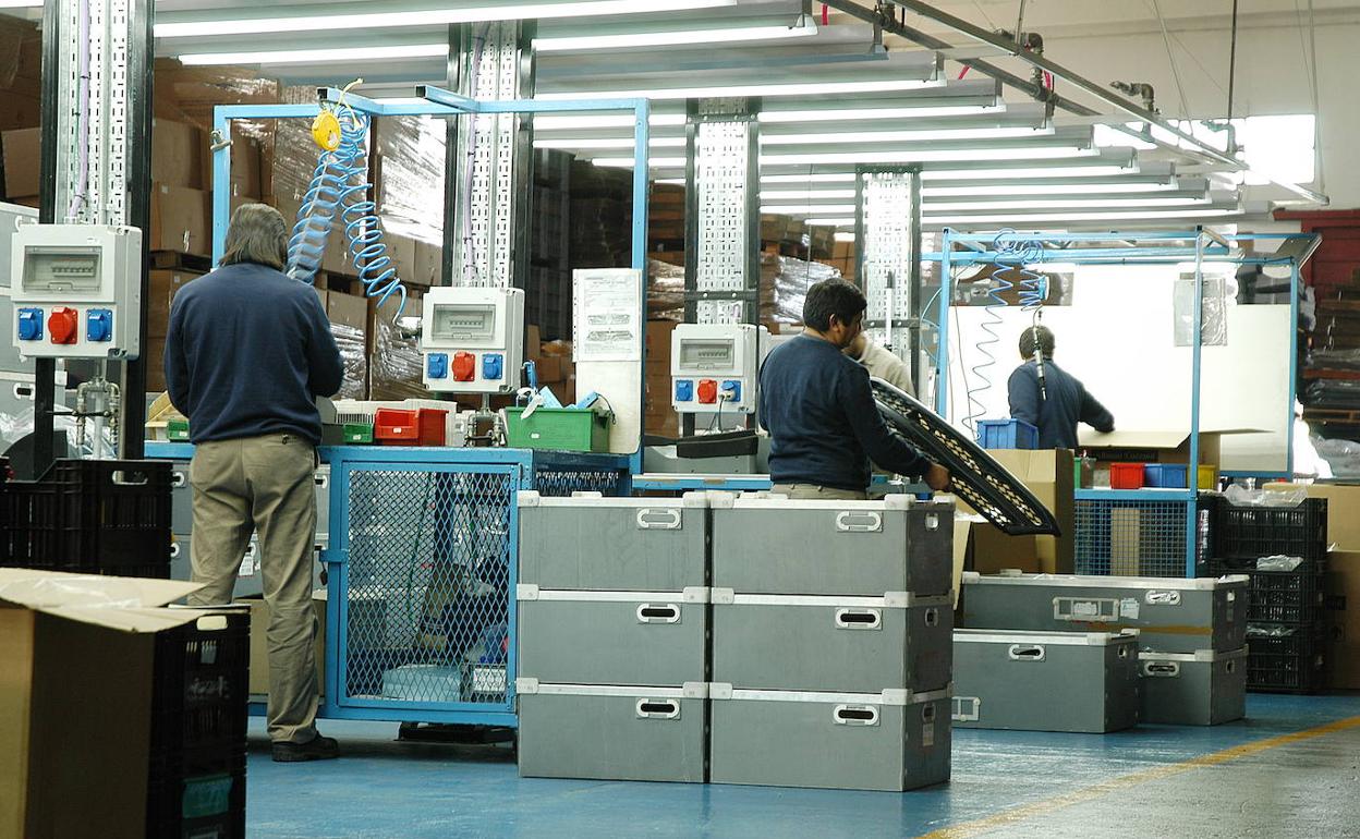 Trabajadores de una industria. 