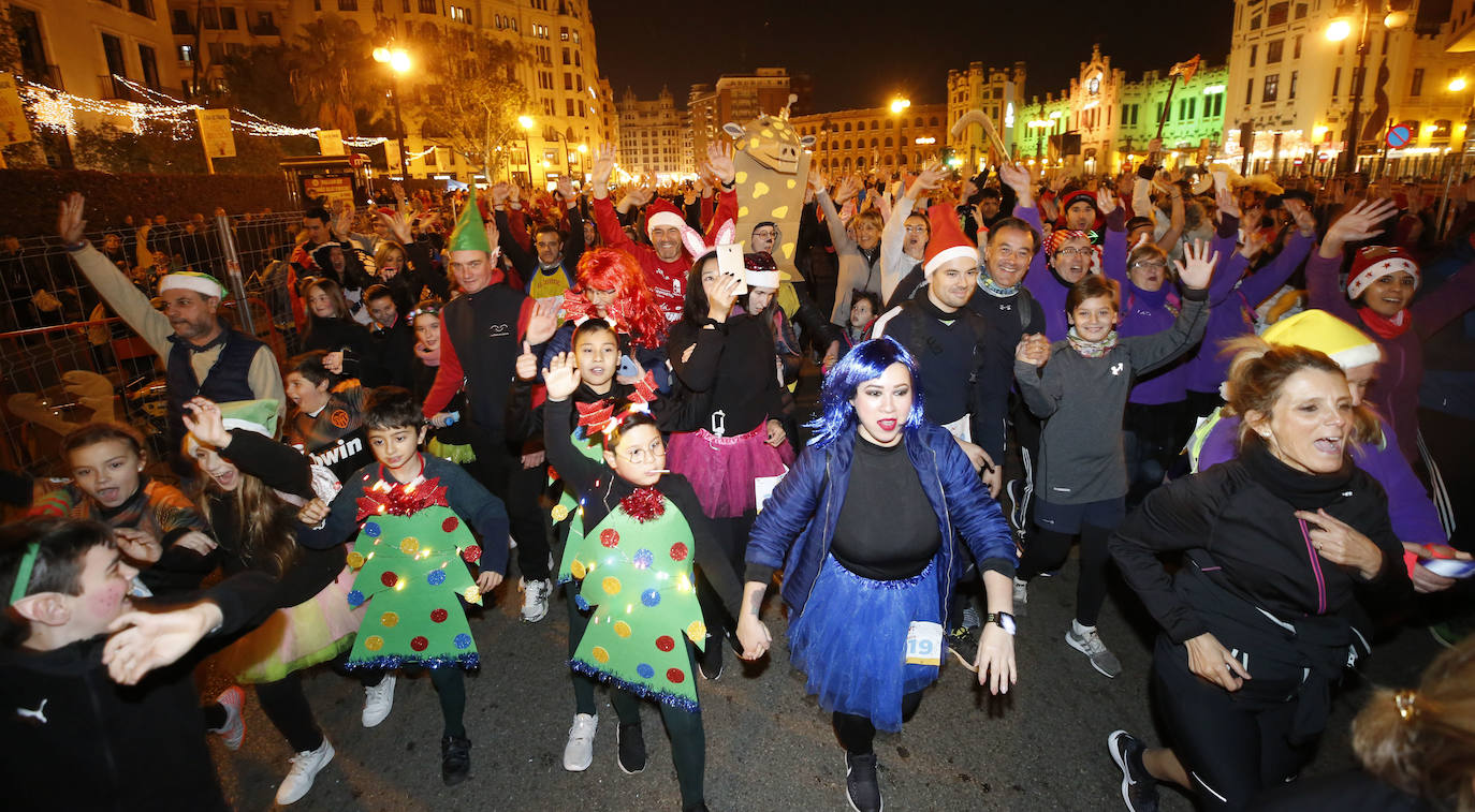 Corredores populares han despedido este lunes 30 el año 2019 con la carrera de San Silvestre de Valencia.