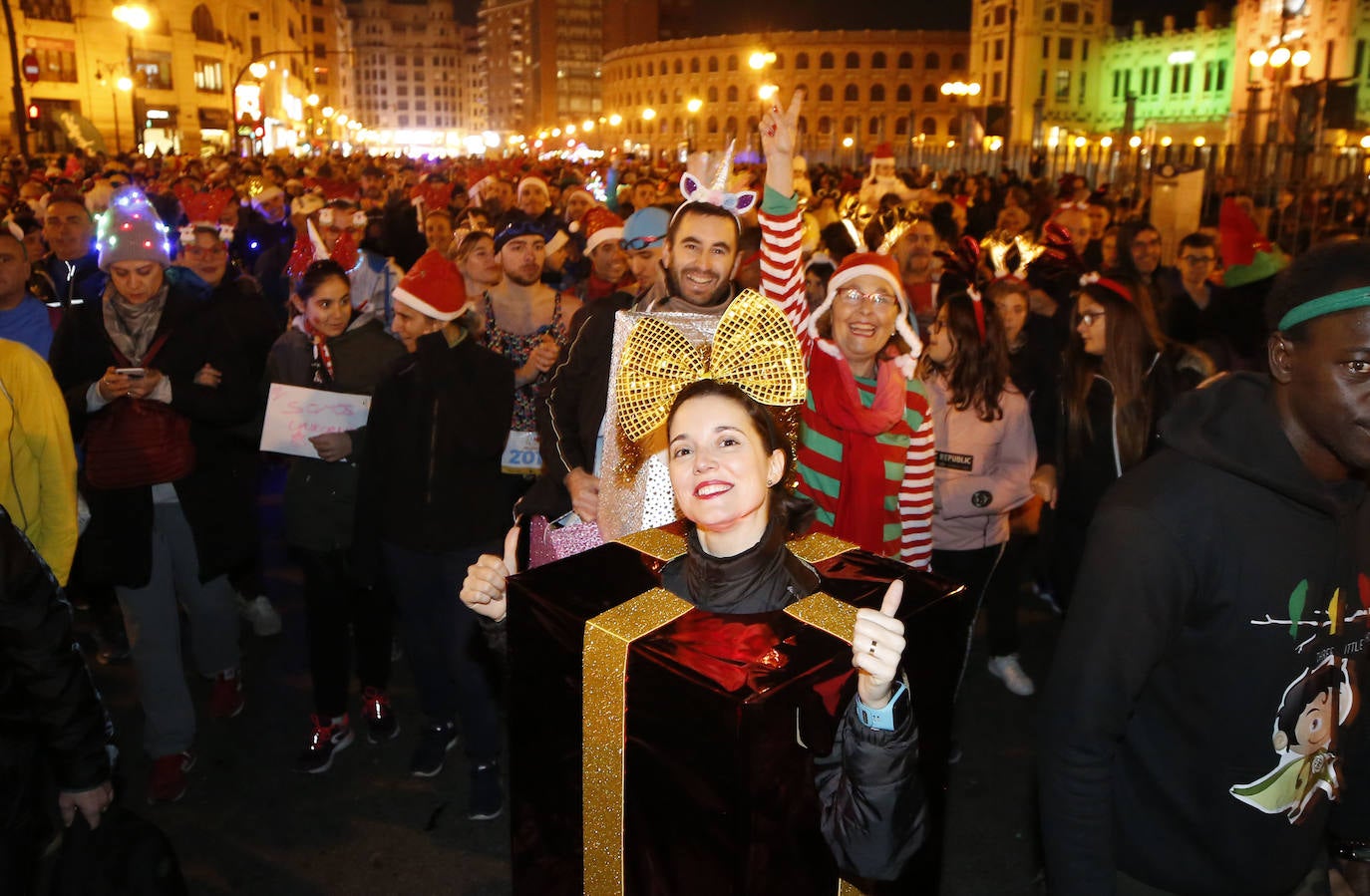 Corredores populares han despedido este lunes 30 el año 2019 con la carrera de San Silvestre de Valencia.