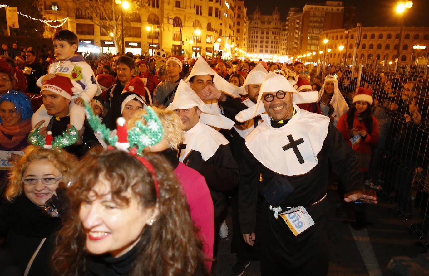 Corredores populares han despedido este lunes 30 el año 2019 con la carrera de San Silvestre de Valencia.