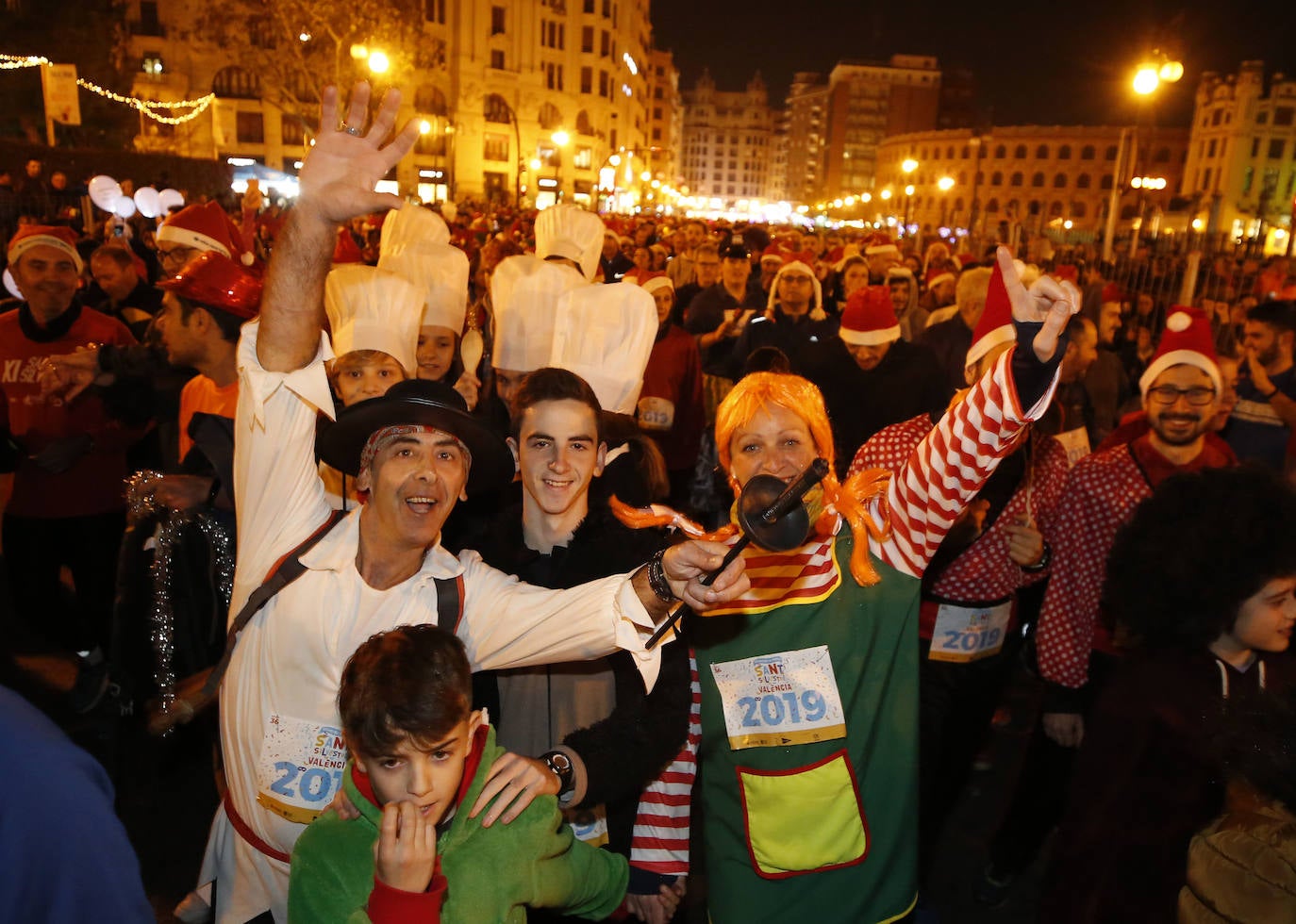 Corredores populares han despedido este lunes 30 el año 2019 con la carrera de San Silvestre de Valencia.