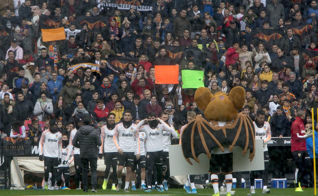 Los futbolistas del Valencia, en el entrenamiento de puertas abiertas