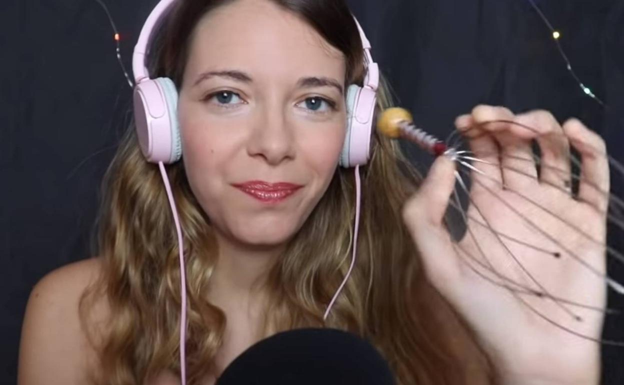 La 'youtuber' Ana Muñoz, cuyo canal supera el medio millón de adeptos, en uno de sus vídeos de ASMR.