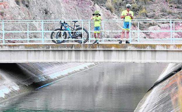 Trasvase Tajo-Segura a su paso por Sierra Espuna.