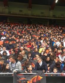 Imagen secundaria 2 - Equipo y aficionados en Mestalla.