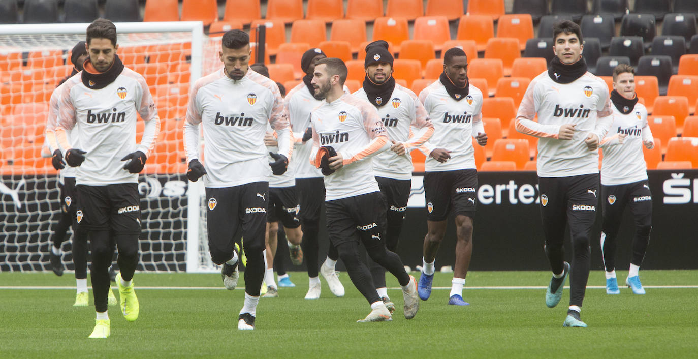 9.000 aficionados acuden al entrenamiento del Valencia CF en Mestalla. El conjunto blanquinegro se ha ejercitado en un día muy especial para los más pequeños.