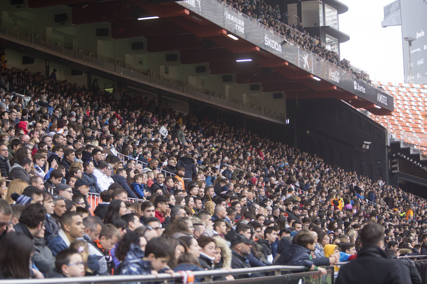 9.000 aficionados acuden al entrenamiento del Valencia CF en Mestalla. El conjunto blanquinegro se ha ejercitado en un día muy especial para los más pequeños.