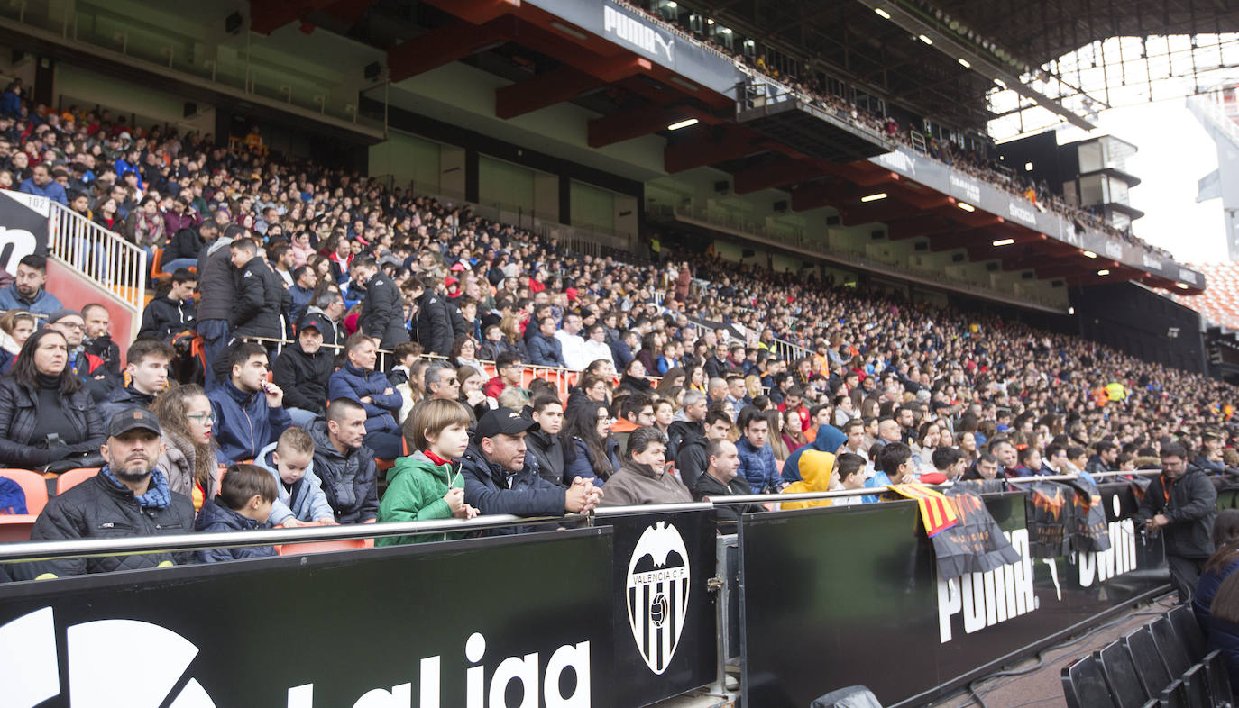 9.000 aficionados acuden al entrenamiento del Valencia CF en Mestalla. El conjunto blanquinegro se ha ejercitado en un día muy especial para los más pequeños.