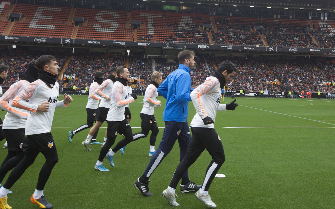 9.000 aficionados acuden al entrenamiento del Valencia CF en Mestalla. El conjunto blanquinegro se ha ejercitado en un día muy especial para los más pequeños.