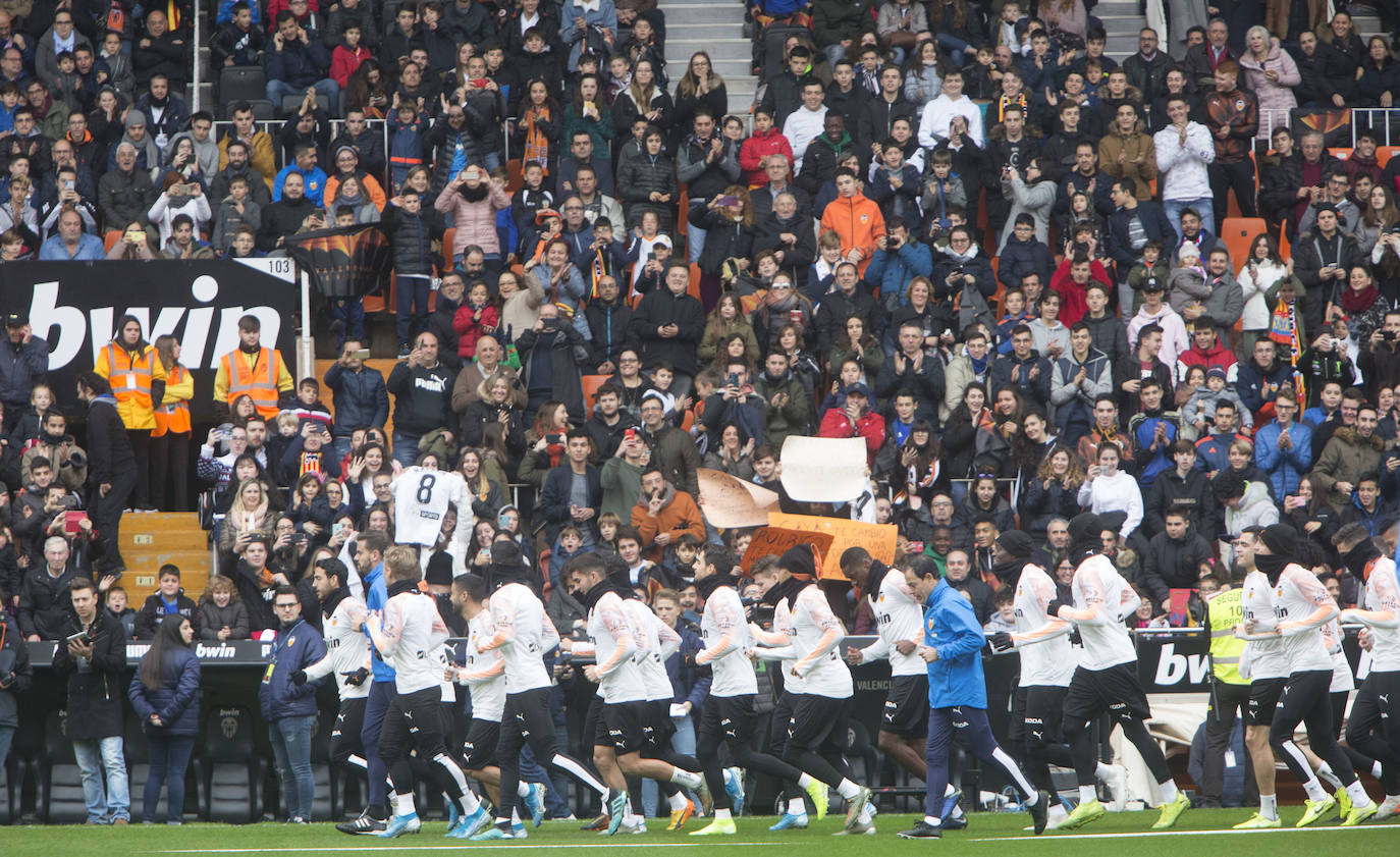 9.000 aficionados acuden al entrenamiento del Valencia CF en Mestalla. El conjunto blanquinegro se ha ejercitado en un día muy especial para los más pequeños.