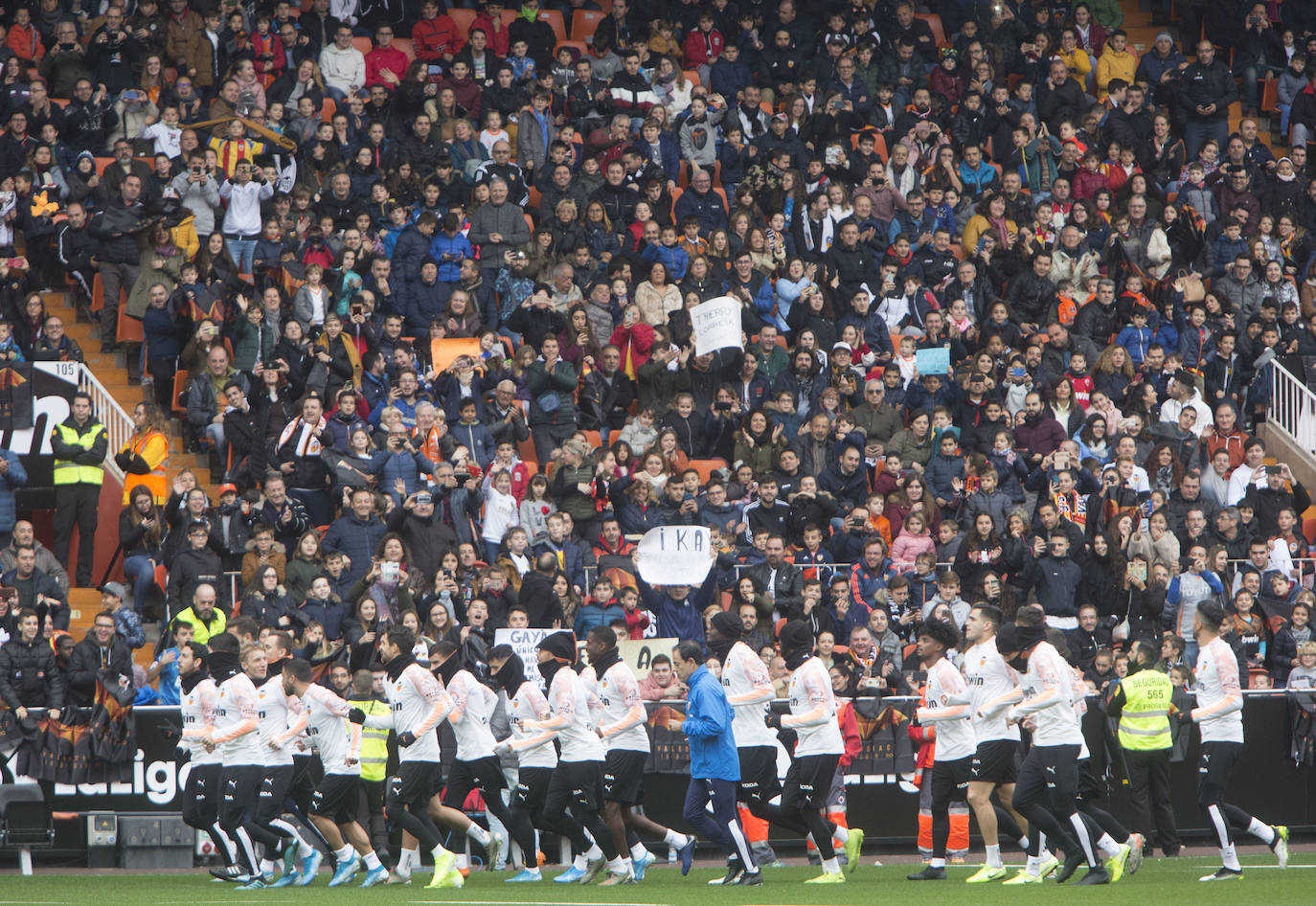 9.000 aficionados acuden al entrenamiento del Valencia CF en Mestalla. El conjunto blanquinegro se ha ejercitado en un día muy especial para los más pequeños.