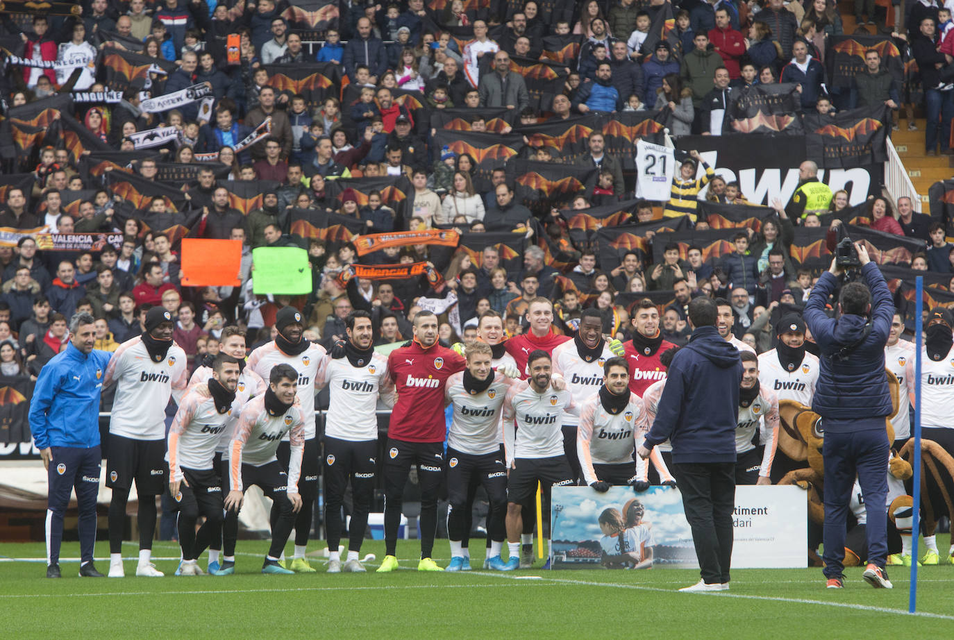 9.000 aficionados acuden al entrenamiento del Valencia CF en Mestalla. El conjunto blanquinegro se ha ejercitado en un día muy especial para los más pequeños.