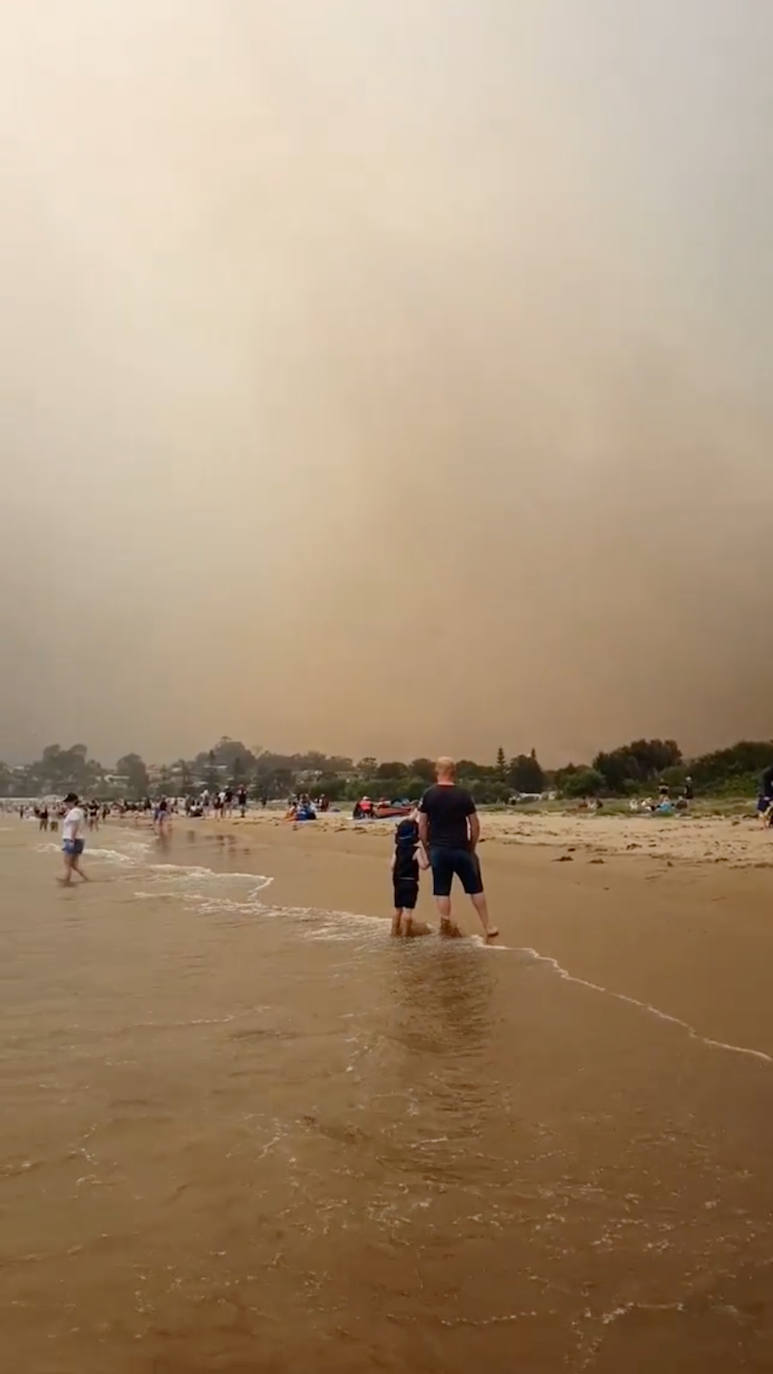 Los incendios forestales que arden sin control en Australia han obligado este martes a miles de personas a refugiarse en playas del sureste del país, en donde el fuego ha provocado 12 muertos y quemado un área similar a la de Costa Rica en los últimos meses. Centenares de incendios arden en esta última jornada del 2019 en Australia, en donde la atención se centra principalmente en la costa suroriental del país debido a las altas temperaturas, los fuertes vientos y el avance de las llamas hacia la costa.