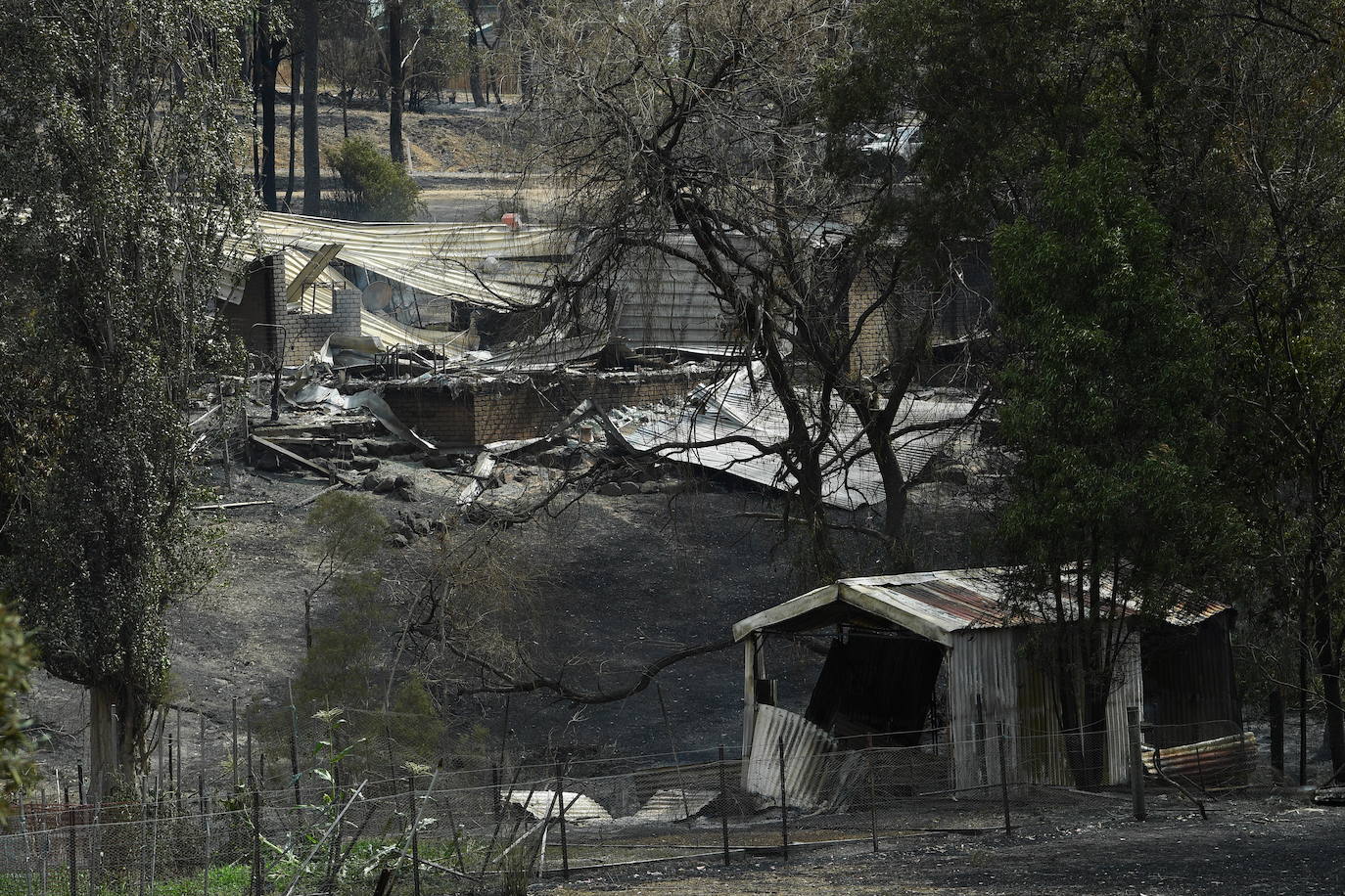 Los incendios forestales que arden sin control en Australia han obligado este martes a miles de personas a refugiarse en playas del sureste del país, en donde el fuego ha provocado 12 muertos y quemado un área similar a la de Costa Rica en los últimos meses. Centenares de incendios arden en esta última jornada del 2019 en Australia, en donde la atención se centra principalmente en la costa suroriental del país debido a las altas temperaturas, los fuertes vientos y el avance de las llamas hacia la costa.