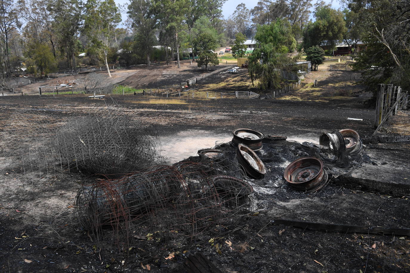 Los incendios forestales que arden sin control en Australia han obligado este martes a miles de personas a refugiarse en playas del sureste del país, en donde el fuego ha provocado 12 muertos y quemado un área similar a la de Costa Rica en los últimos meses. Centenares de incendios arden en esta última jornada del 2019 en Australia, en donde la atención se centra principalmente en la costa suroriental del país debido a las altas temperaturas, los fuertes vientos y el avance de las llamas hacia la costa.