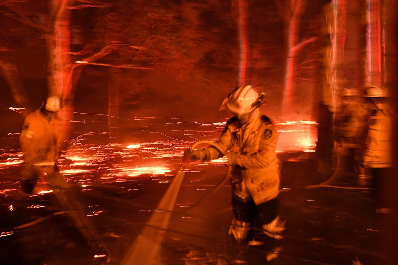 Los incendios forestales que arden sin control en Australia han obligado este martes a miles de personas a refugiarse en playas del sureste del país, en donde el fuego ha provocado 12 muertos y quemado un área similar a la de Costa Rica en los últimos meses. Centenares de incendios arden en esta última jornada del 2019 en Australia, en donde la atención se centra principalmente en la costa suroriental del país debido a las altas temperaturas, los fuertes vientos y el avance de las llamas hacia la costa.