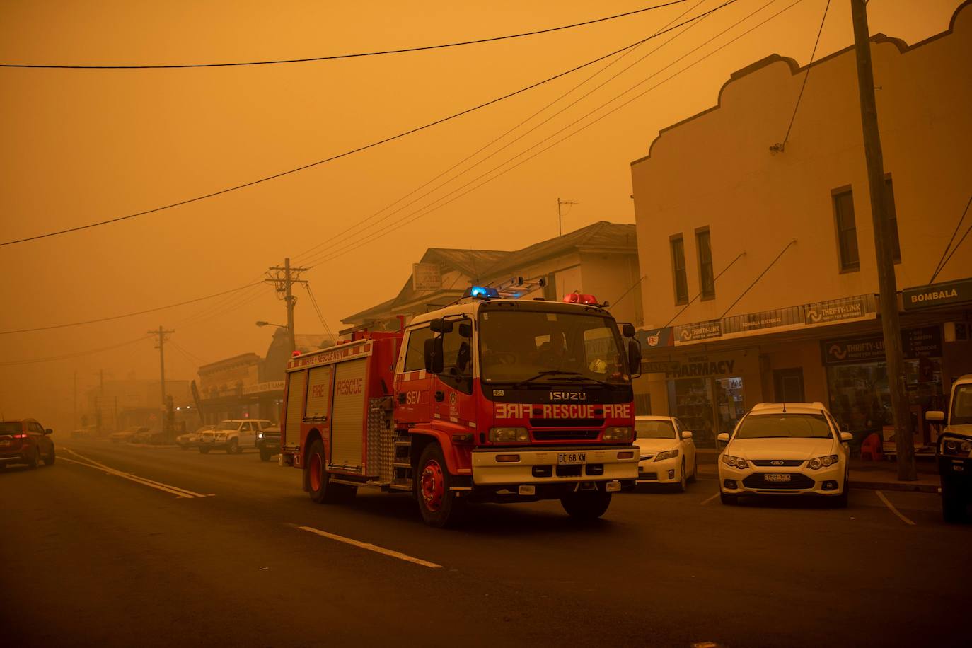 Los incendios forestales que arden sin control en Australia han obligado este martes a miles de personas a refugiarse en playas del sureste del país, en donde el fuego ha provocado 12 muertos y quemado un área similar a la de Costa Rica en los últimos meses. Centenares de incendios arden en esta última jornada del 2019 en Australia, en donde la atención se centra principalmente en la costa suroriental del país debido a las altas temperaturas, los fuertes vientos y el avance de las llamas hacia la costa.