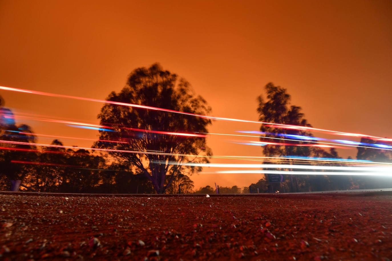 Los incendios forestales que arden sin control en Australia han obligado este martes a miles de personas a refugiarse en playas del sureste del país, en donde el fuego ha provocado 12 muertos y quemado un área similar a la de Costa Rica en los últimos meses. Centenares de incendios arden en esta última jornada del 2019 en Australia, en donde la atención se centra principalmente en la costa suroriental del país debido a las altas temperaturas, los fuertes vientos y el avance de las llamas hacia la costa.