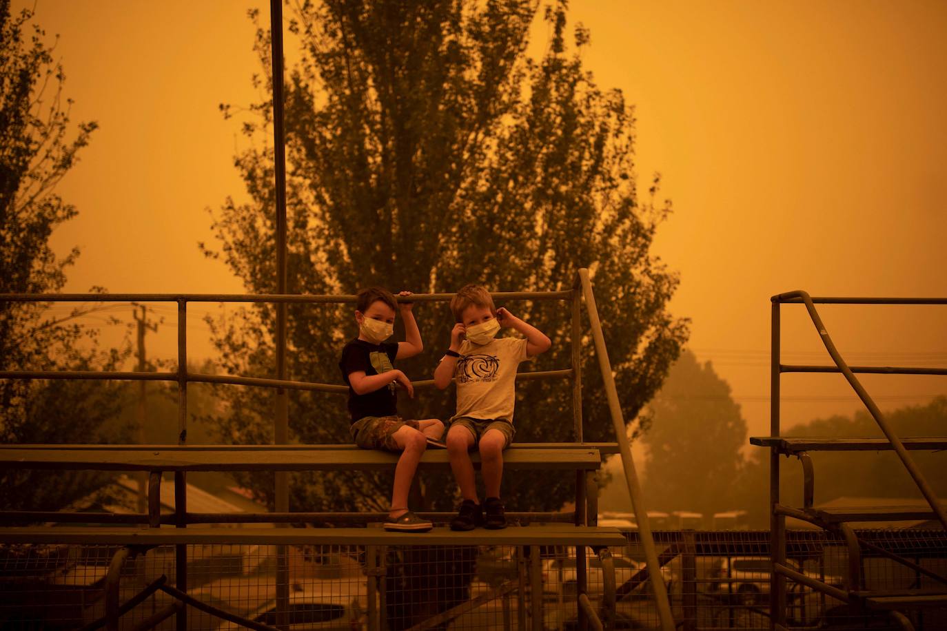 Los incendios forestales que arden sin control en Australia han obligado este martes a miles de personas a refugiarse en playas del sureste del país, en donde el fuego ha provocado 12 muertos y quemado un área similar a la de Costa Rica en los últimos meses. Centenares de incendios arden en esta última jornada del 2019 en Australia, en donde la atención se centra principalmente en la costa suroriental del país debido a las altas temperaturas, los fuertes vientos y el avance de las llamas hacia la costa.