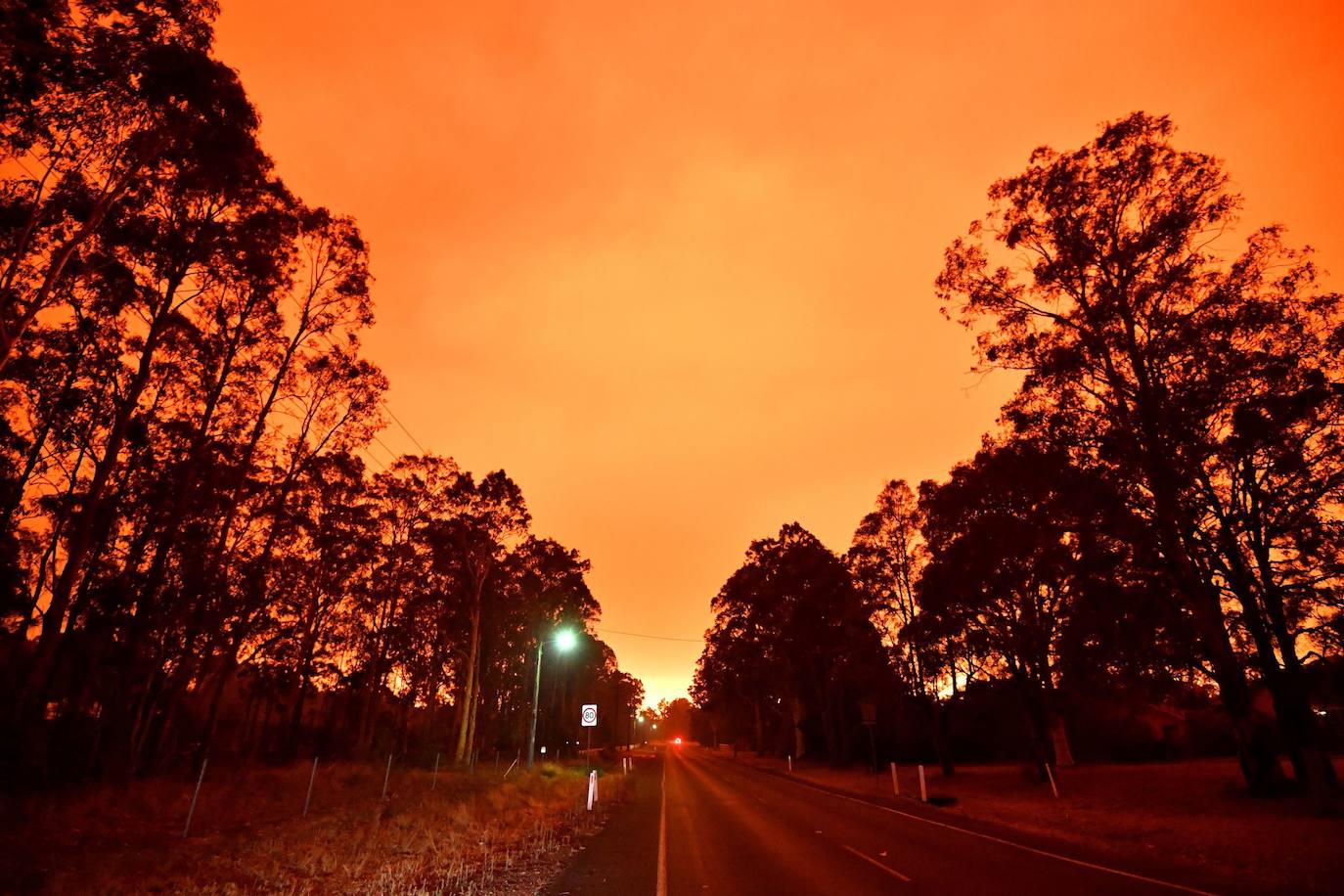 Los incendios forestales que arden sin control en Australia han obligado este martes a miles de personas a refugiarse en playas del sureste del país, en donde el fuego ha provocado 12 muertos y quemado un área similar a la de Costa Rica en los últimos meses. Centenares de incendios arden en esta última jornada del 2019 en Australia, en donde la atención se centra principalmente en la costa suroriental del país debido a las altas temperaturas, los fuertes vientos y el avance de las llamas hacia la costa.