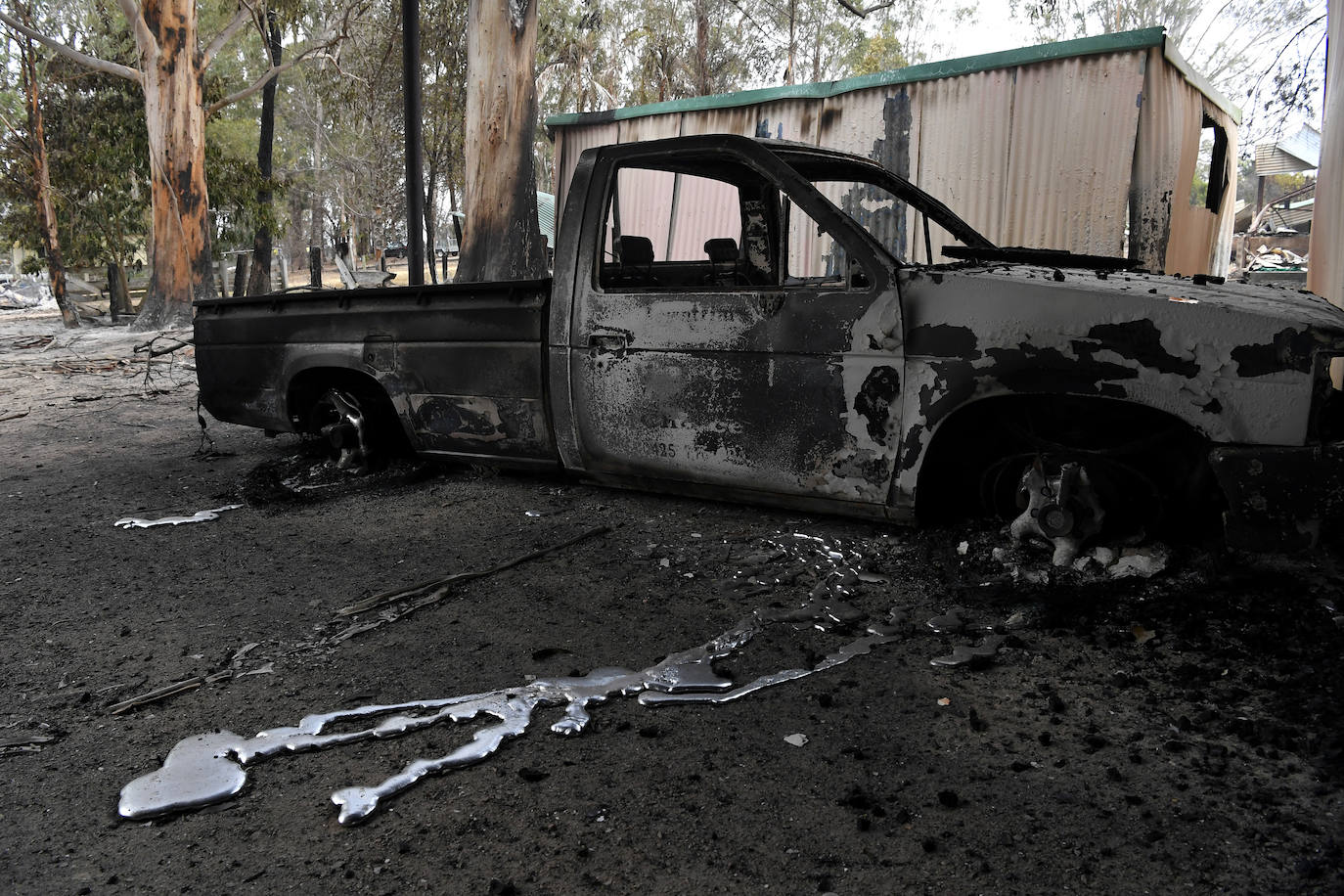 Los incendios forestales que arden sin control en Australia han obligado este martes a miles de personas a refugiarse en playas del sureste del país, en donde el fuego ha provocado 12 muertos y quemado un área similar a la de Costa Rica en los últimos meses. Centenares de incendios arden en esta última jornada del 2019 en Australia, en donde la atención se centra principalmente en la costa suroriental del país debido a las altas temperaturas, los fuertes vientos y el avance de las llamas hacia la costa.