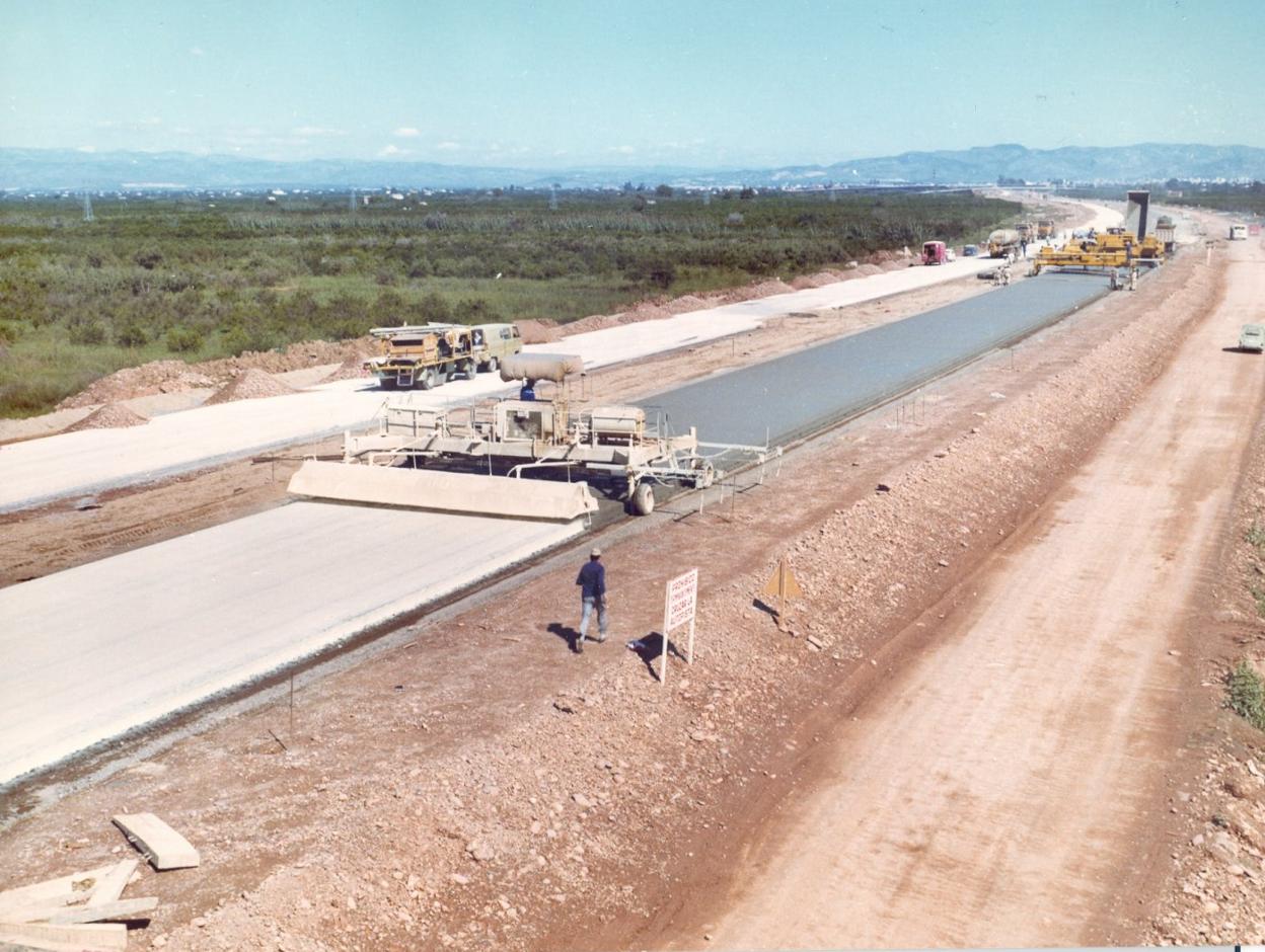 Trabajos de construcción de la autopista en la década de los setenta. 