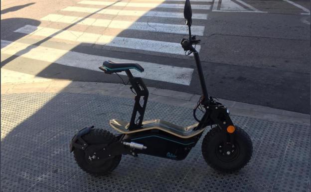 La Policía detiene en Valencia a un conductor que llevaba un 'superpatinete' sin permiso