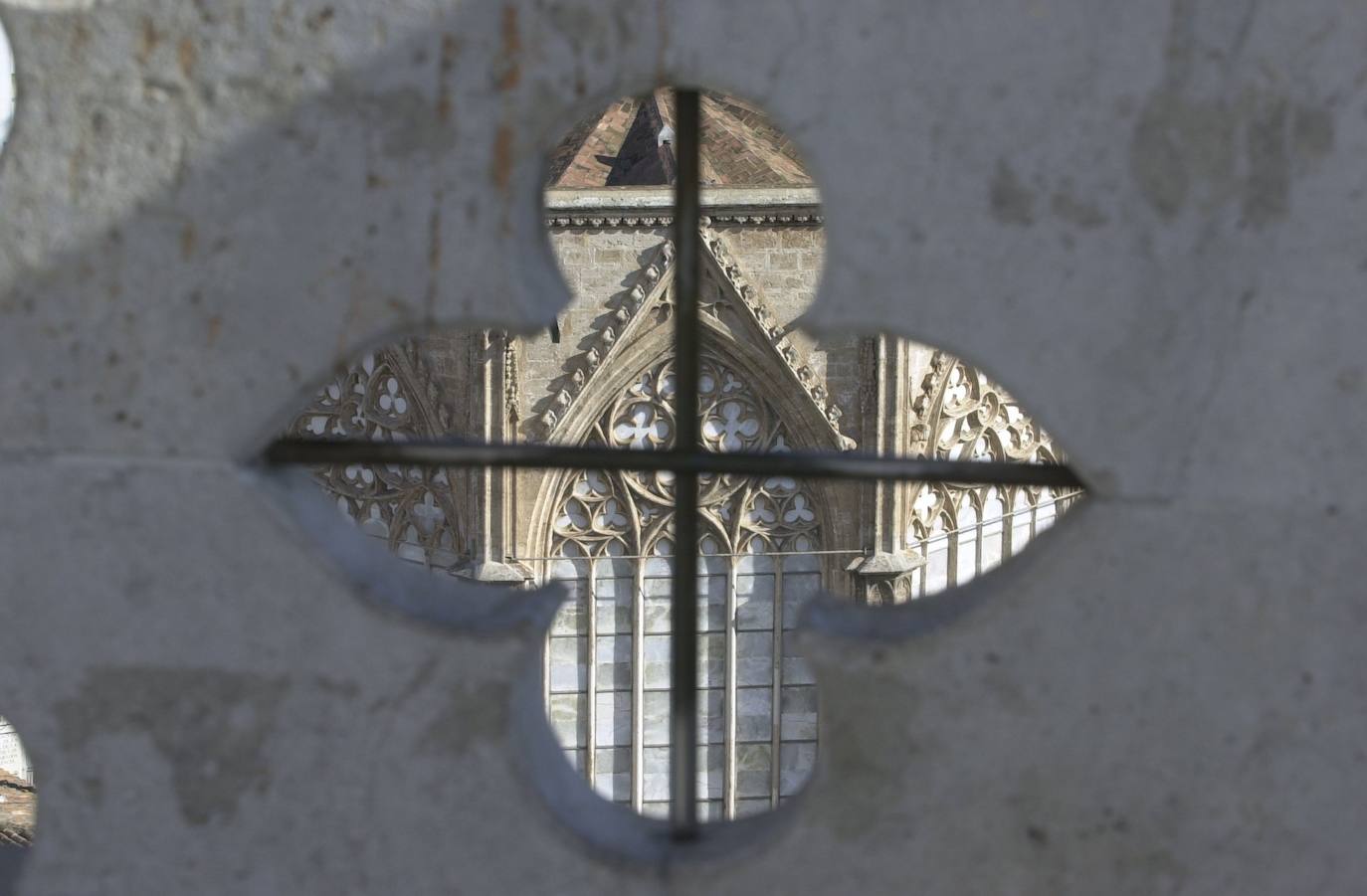 Las fiestas navideñas son una buena ocasión para visitar la Catedral de Valencia, una verdadera joya de arquitectura religiosa. Aquí le mostramos una pequeña parte (las fotografías corresponden a los últimos años). Más conocida como la 'Seu', está dedicada por deseo de Jaime I a la Asunción de María. Es uno de los reclamos turísticos por excelencia de la ciudad, muestra distintiva del gótico valenciano. En su interior se venera el 'Santo Cáliz', que data del siglo I y fue otorgado a la catedral por Alfonso el Magnánimo en 1436. Se empezó a construir en 1262 y no fue hasta 1356 cuando se terminó esta imponente construcción de tres naves, que fue pasando por distintos estilos con el transcurso de los siglos.