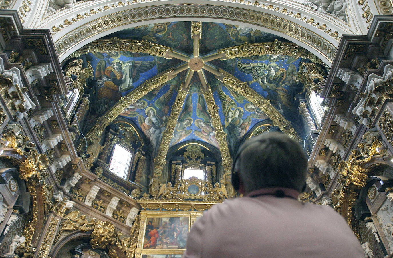 Las fiestas navideñas son una buena ocasión para visitar la Catedral de Valencia, una verdadera joya de arquitectura religiosa. Aquí le mostramos una pequeña parte (las fotografías corresponden a los últimos años). Más conocida como la 'Seu', está dedicada por deseo de Jaime I a la Asunción de María. Es uno de los reclamos turísticos por excelencia de la ciudad, muestra distintiva del gótico valenciano. En su interior se venera el 'Santo Cáliz', que data del siglo I y fue otorgado a la catedral por Alfonso el Magnánimo en 1436. Se empezó a construir en 1262 y no fue hasta 1356 cuando se terminó esta imponente construcción de tres naves, que fue pasando por distintos estilos con el transcurso de los siglos.