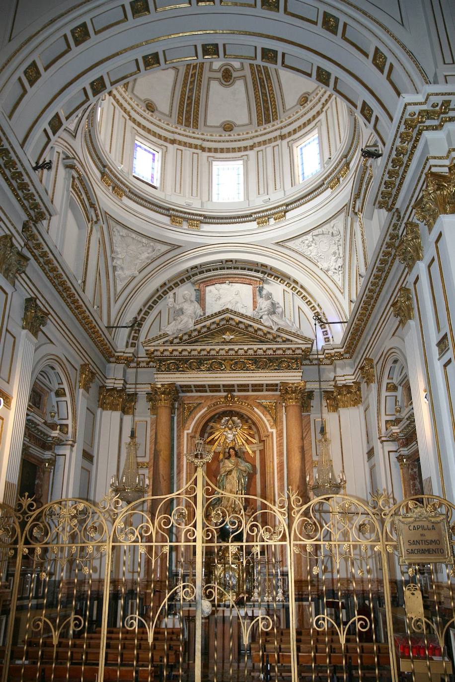 Las fiestas navideñas son una buena ocasión para visitar la Catedral de Valencia, una verdadera joya de arquitectura religiosa. Aquí le mostramos una pequeña parte (las fotografías corresponden a los últimos años). Más conocida como la 'Seu', está dedicada por deseo de Jaime I a la Asunción de María. Es uno de los reclamos turísticos por excelencia de la ciudad, muestra distintiva del gótico valenciano. En su interior se venera el 'Santo Cáliz', que data del siglo I y fue otorgado a la catedral por Alfonso el Magnánimo en 1436. Se empezó a construir en 1262 y no fue hasta 1356 cuando se terminó esta imponente construcción de tres naves, que fue pasando por distintos estilos con el transcurso de los siglos.