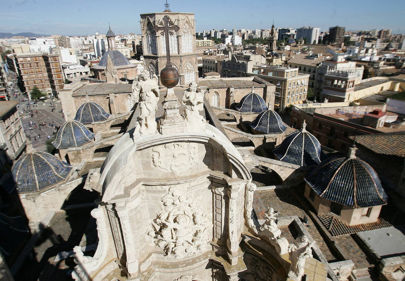 Las fiestas navideñas son una buena ocasión para visitar la Catedral de Valencia, una verdadera joya de arquitectura religiosa. Aquí le mostramos una pequeña parte (las fotografías corresponden a los últimos años). Más conocida como la 'Seu', está dedicada por deseo de Jaime I a la Asunción de María. Es uno de los reclamos turísticos por excelencia de la ciudad, muestra distintiva del gótico valenciano. En su interior se venera el 'Santo Cáliz', que data del siglo I y fue otorgado a la catedral por Alfonso el Magnánimo en 1436. Se empezó a construir en 1262 y no fue hasta 1356 cuando se terminó esta imponente construcción de tres naves, que fue pasando por distintos estilos con el transcurso de los siglos.