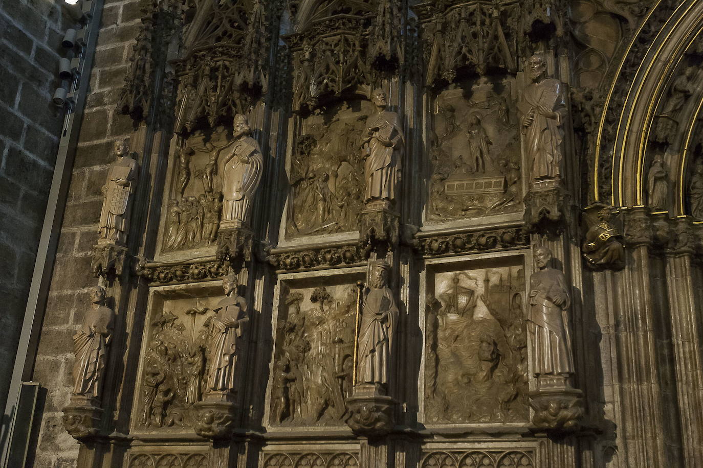 Las fiestas navideñas son una buena ocasión para visitar la Catedral de Valencia, una verdadera joya de arquitectura religiosa. Aquí le mostramos una pequeña parte (las fotografías corresponden a los últimos años). Más conocida como la 'Seu', está dedicada por deseo de Jaime I a la Asunción de María. Es uno de los reclamos turísticos por excelencia de la ciudad, muestra distintiva del gótico valenciano. En su interior se venera el 'Santo Cáliz', que data del siglo I y fue otorgado a la catedral por Alfonso el Magnánimo en 1436. Se empezó a construir en 1262 y no fue hasta 1356 cuando se terminó esta imponente construcción de tres naves, que fue pasando por distintos estilos con el transcurso de los siglos.